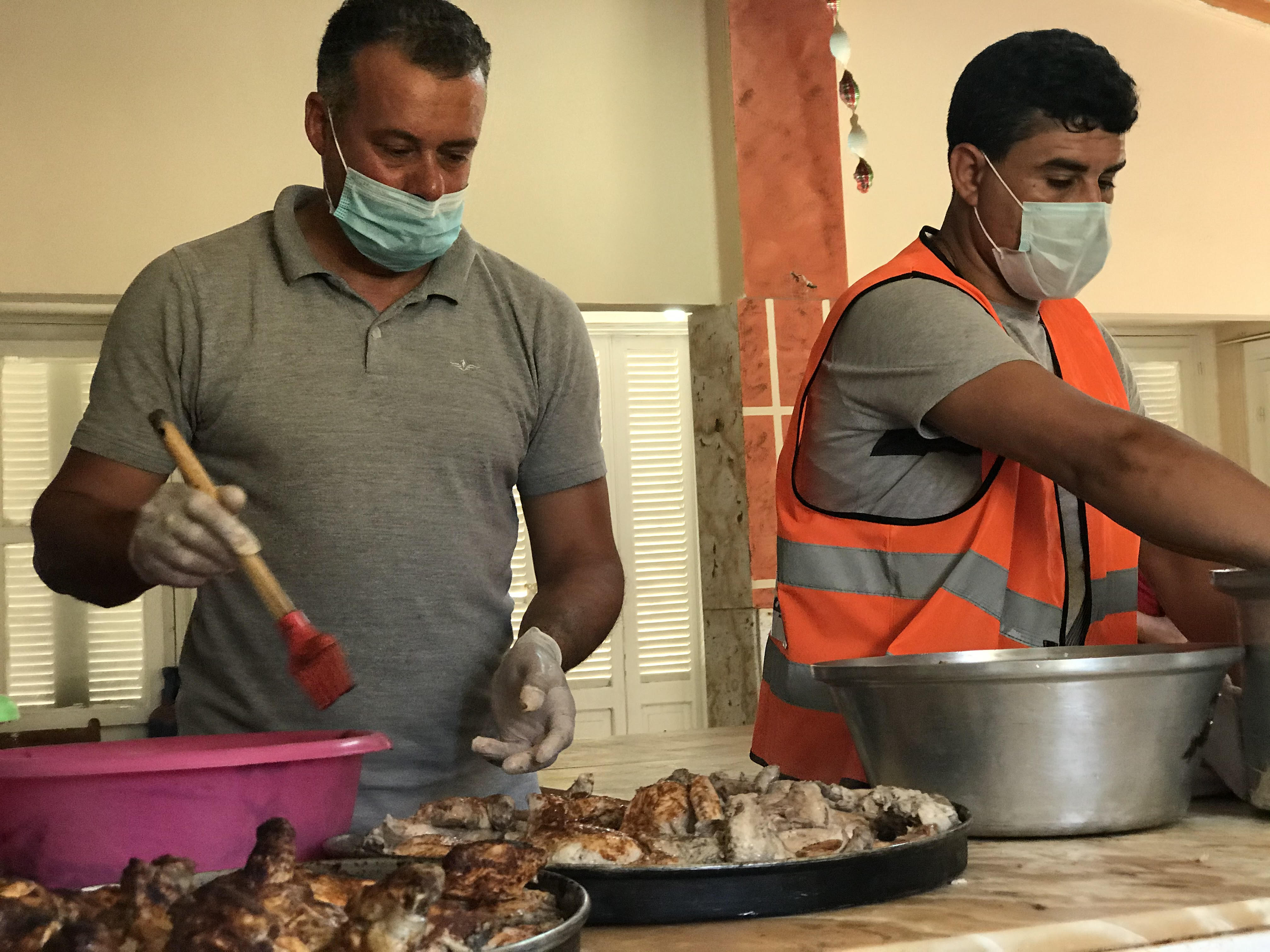  اعداد وجبات طعام لأطقم خدمة الجرحى الفلسطينيين (1)