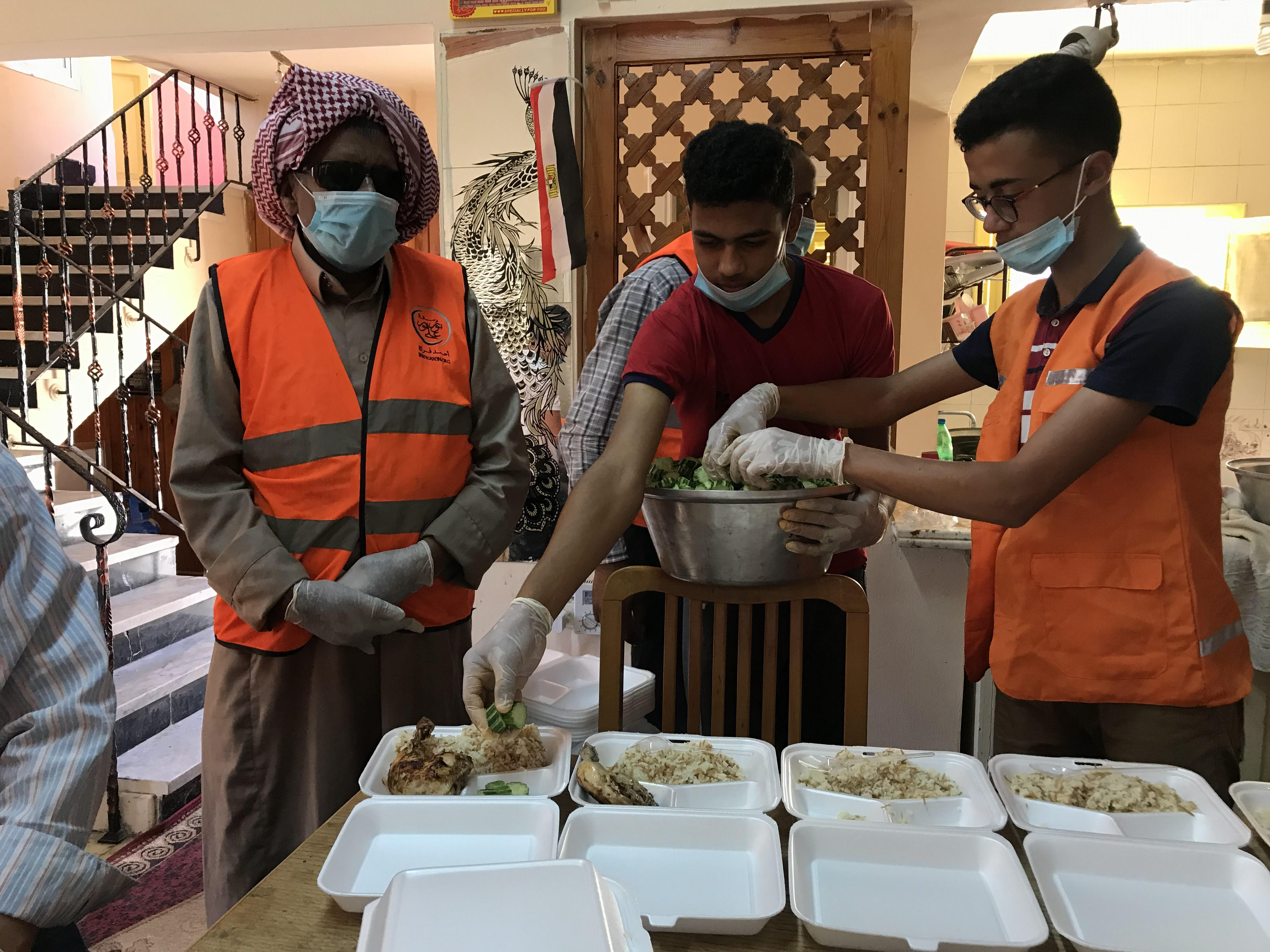  اعداد وجبات طعام لأطقم خدمة الجرحى الفلسطينيين (3)