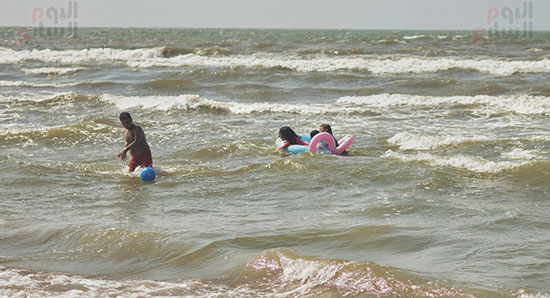 الأطفال-يلعبون-بمياه-البحر