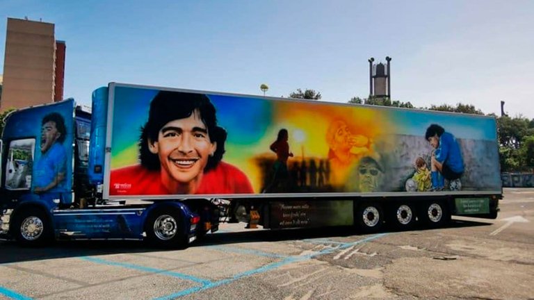 صور  مارادونا على شاحنة