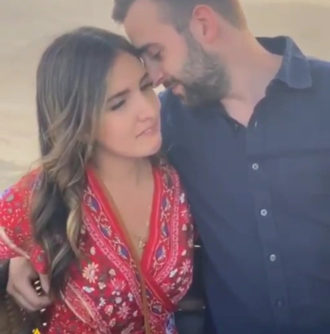سائح أميركى يفاجئ صديقته بطلب الزواج منها  (2)