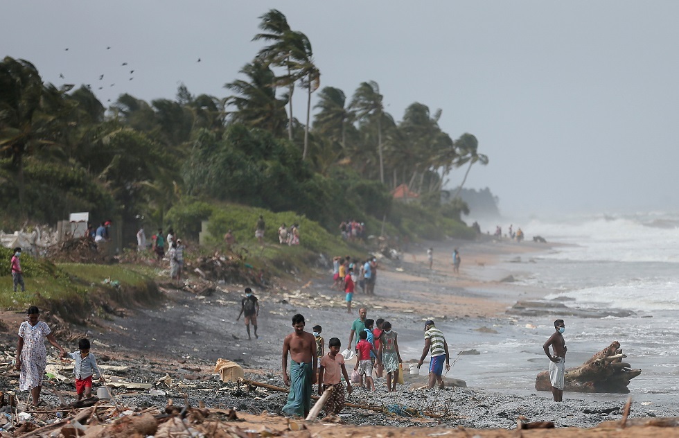 حريق يلتهم سفينة نفايات بلاستيكية أمام سواحل سريلانكا (3)