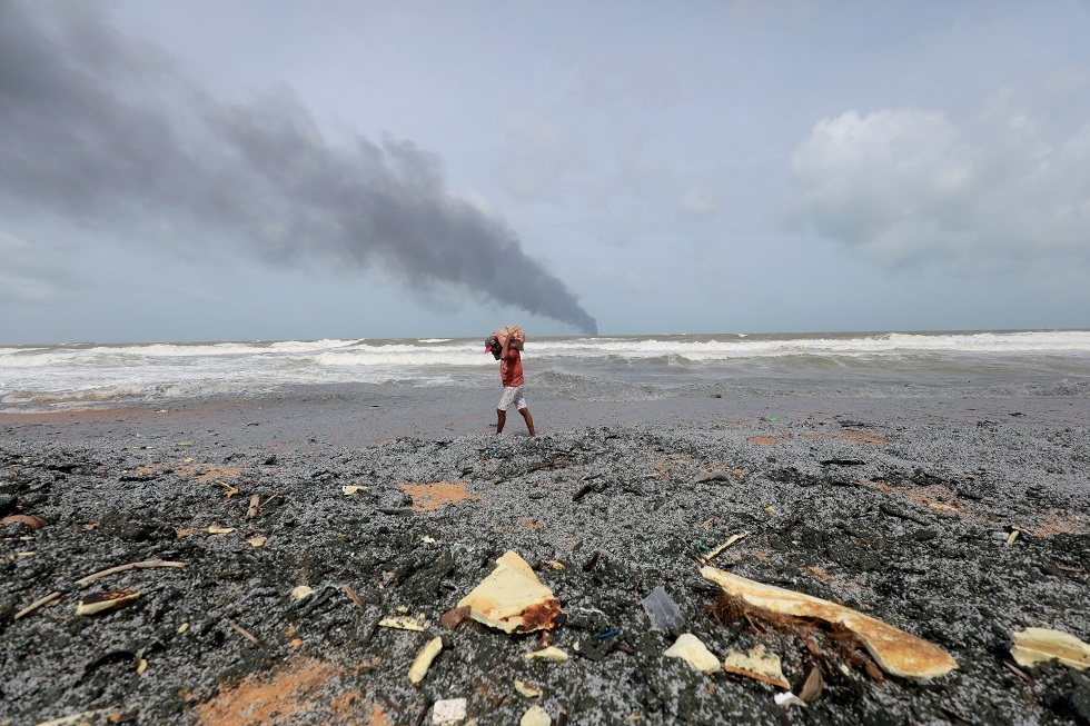 حريق يلتهم سفينة نفايات بلاستيكية أمام سواحل سريلانكا (2)