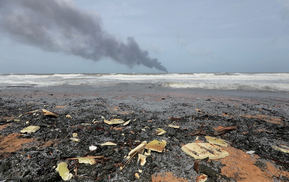 حريق يلتهم سفينة نفايات بلاستيكية أمام سواحل سريلانكا (4)