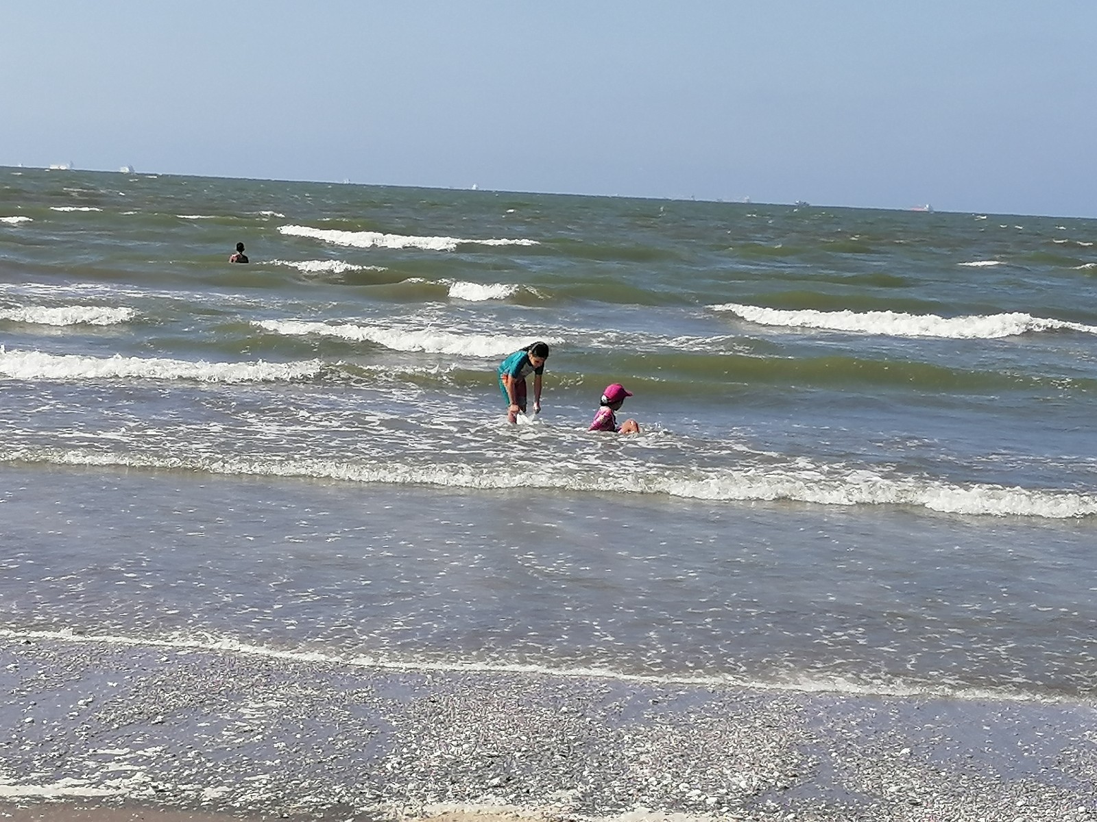 الأطفال يلعبون بالشاطئ