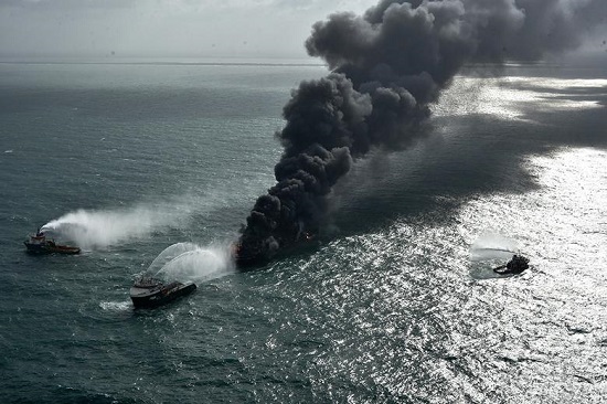 الحاوية تحترق قبالة ميناء كولومبو