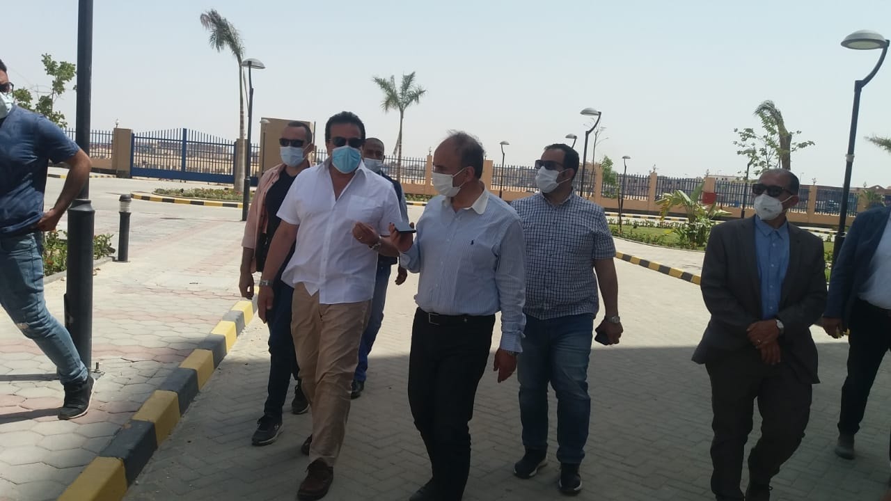 وزير التعليم العالي يزور مستشفى العاشر من رمضان الجامعى (11)