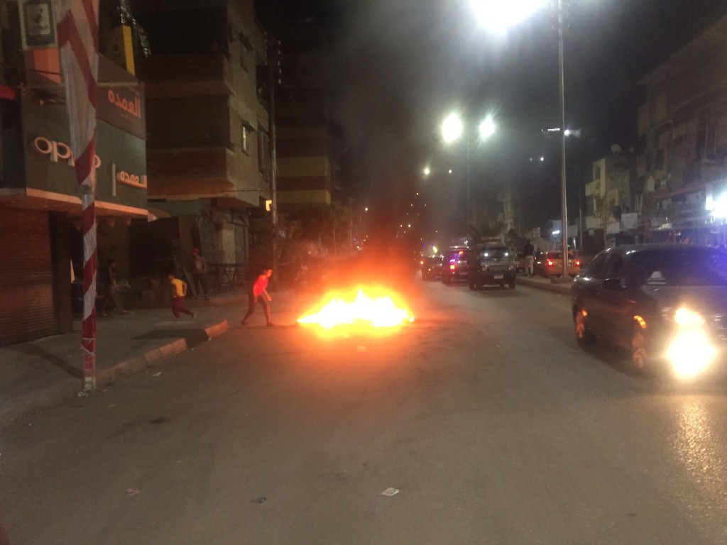 اشعال النيران فى اطارات السيارات احتفالا بشم النسيم فى الاسماعيلية (2)