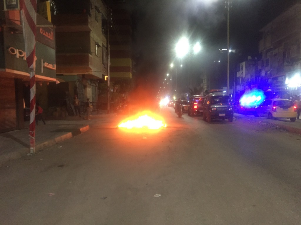 اشعال النيران فى اطارات السيارات احتفالا بشم النسيم فى الاسماعيلية (3)