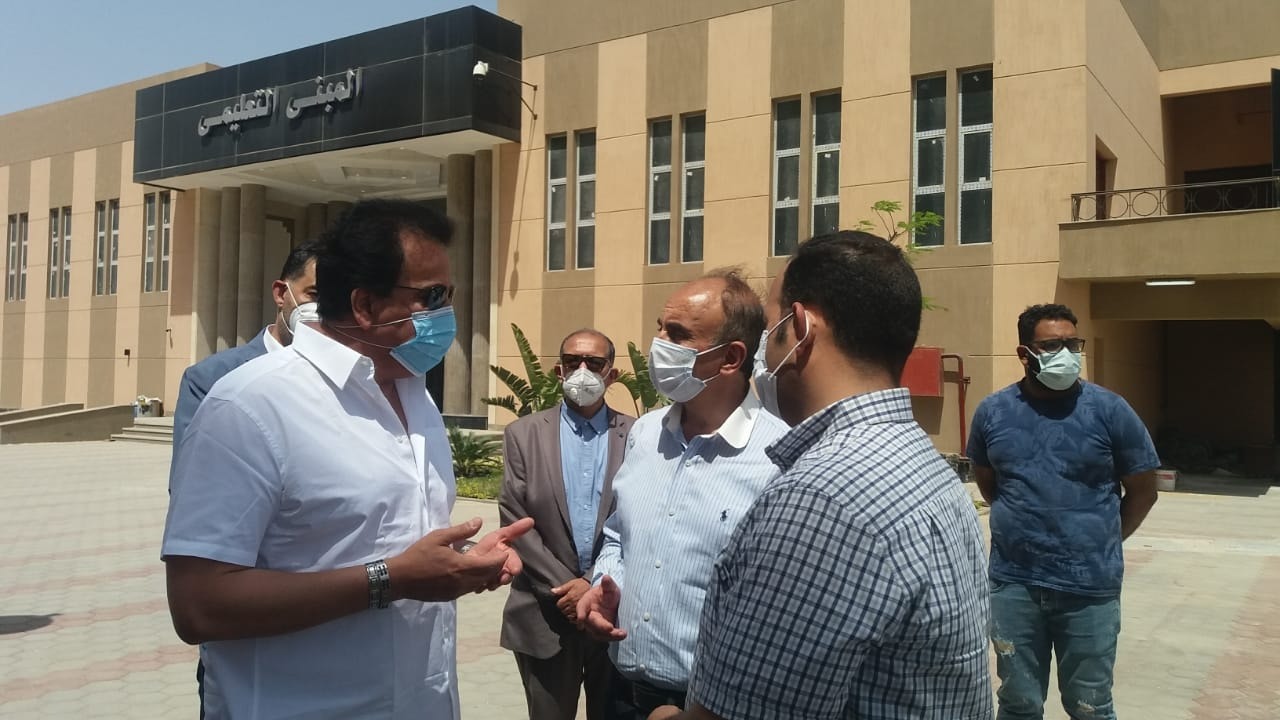 وزير التعليم العالي يزور مستشفى العاشر من رمضان الجامعى (2)