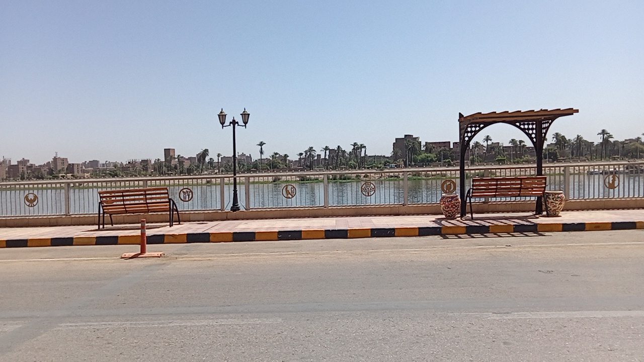 الكراسى على شاطئ النيل الغربى فارغة