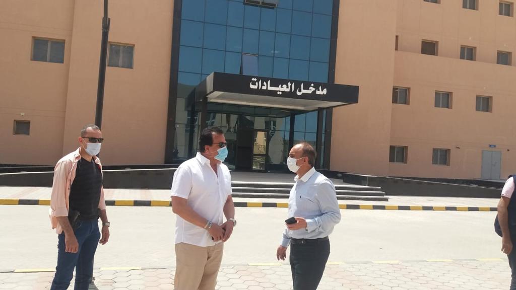 وزير التعليم العالي يزور مستشفى العاشر من رمضان الجامعى (13)