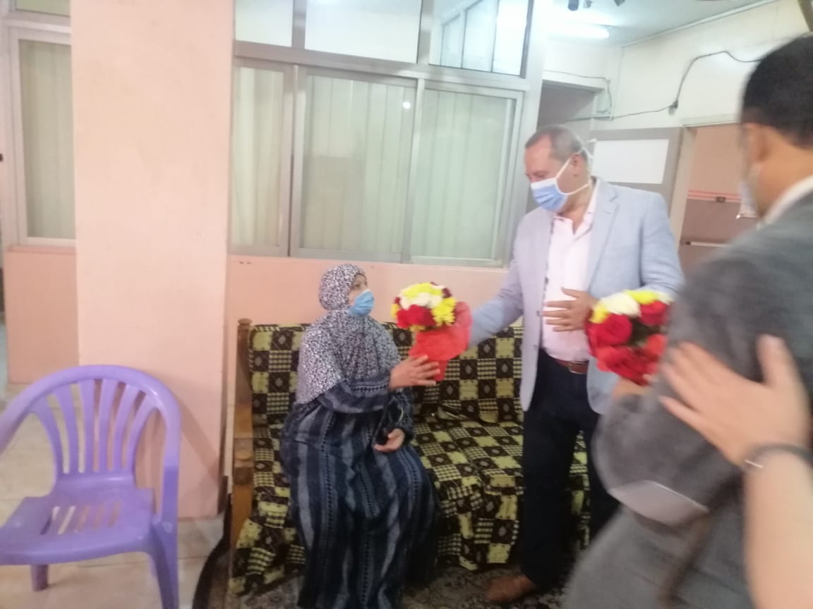 وكيل صحة الدقهلية يعطى باقى من الورود لأحد نزلاء الدار وكيل صحة الدقهلية يعطى باقى من الورود لأحد نزلاء الدار