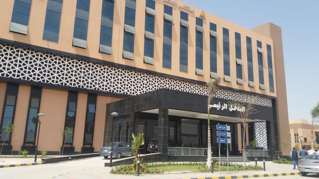 وزير التعليم العالي يزور مستشفى العاشر من رمضان الجامعى (7)