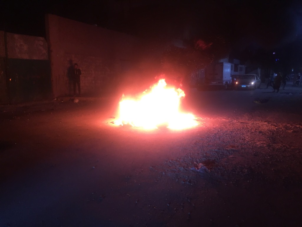اشعال النيران فى اطارات السيارات احتفالا بشم النسيم فى الاسماعيلية (1)