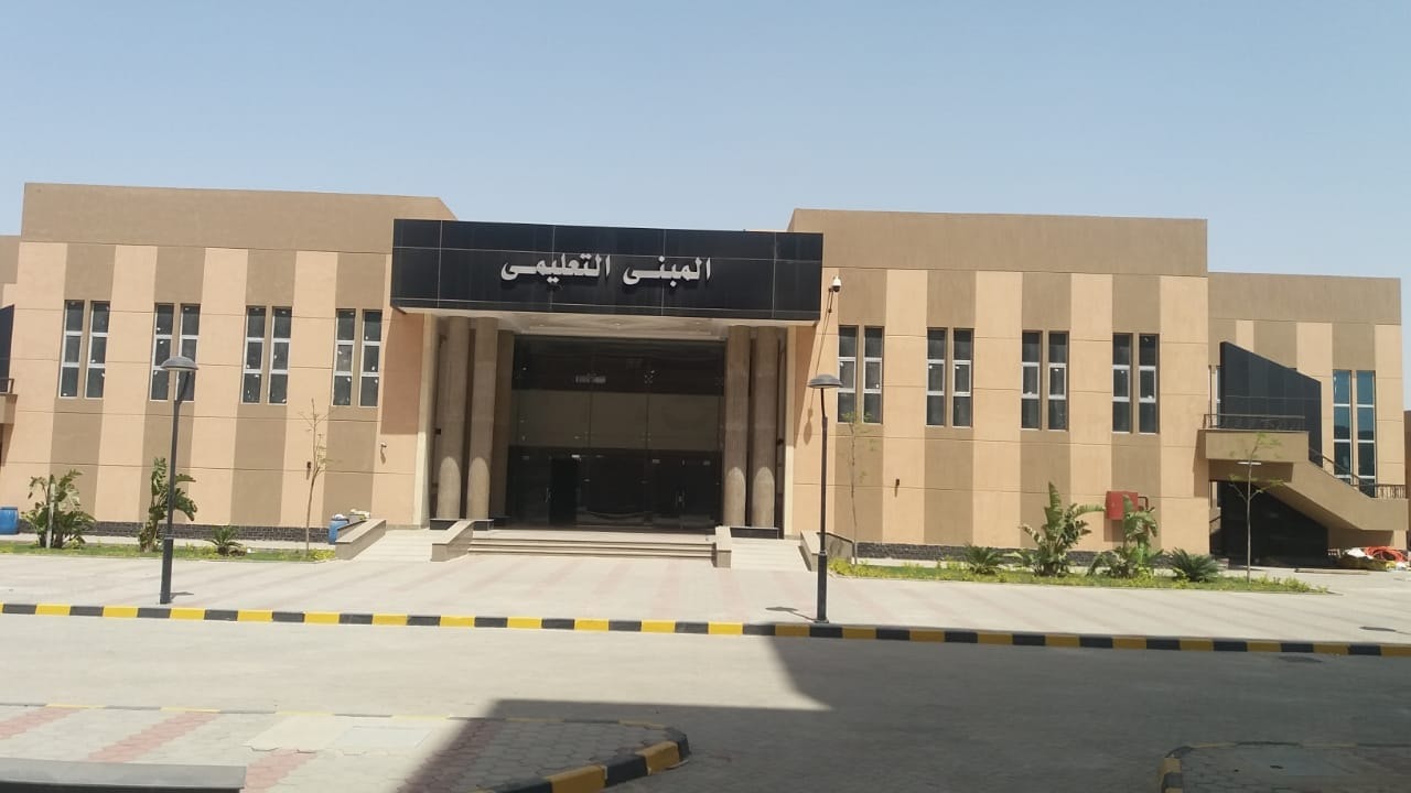 وزير التعليم العالي يزور مستشفى العاشر من رمضان الجامعى (8)