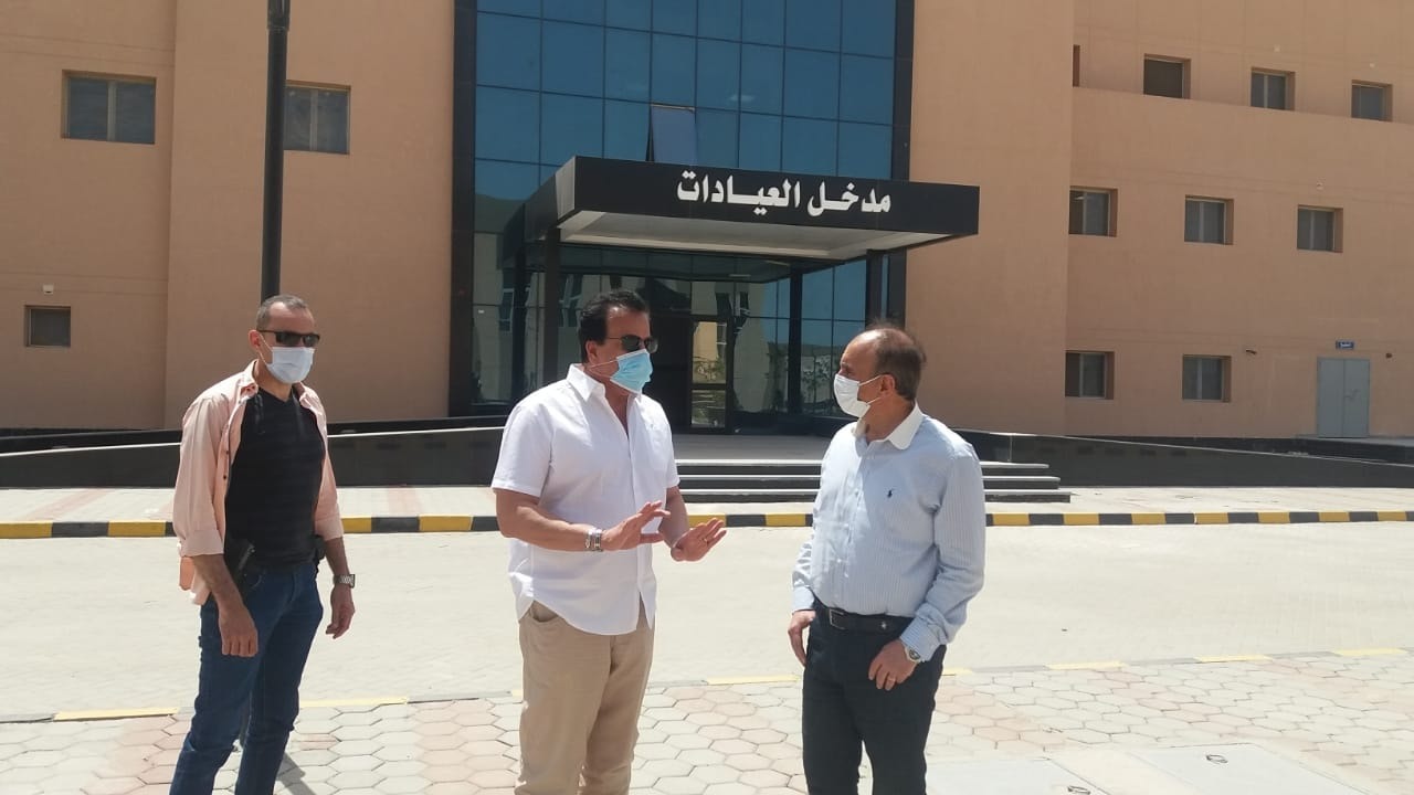 وزير التعليم العالي يزور مستشفى العاشر من رمضان الجامعى (5)