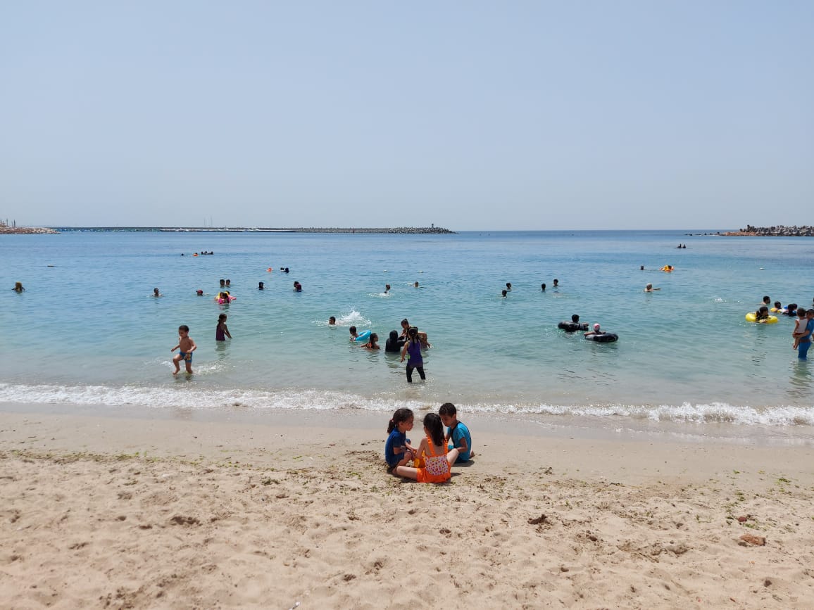 اقبال كبير على الشواطئ العامة بالإسكندرية (7)