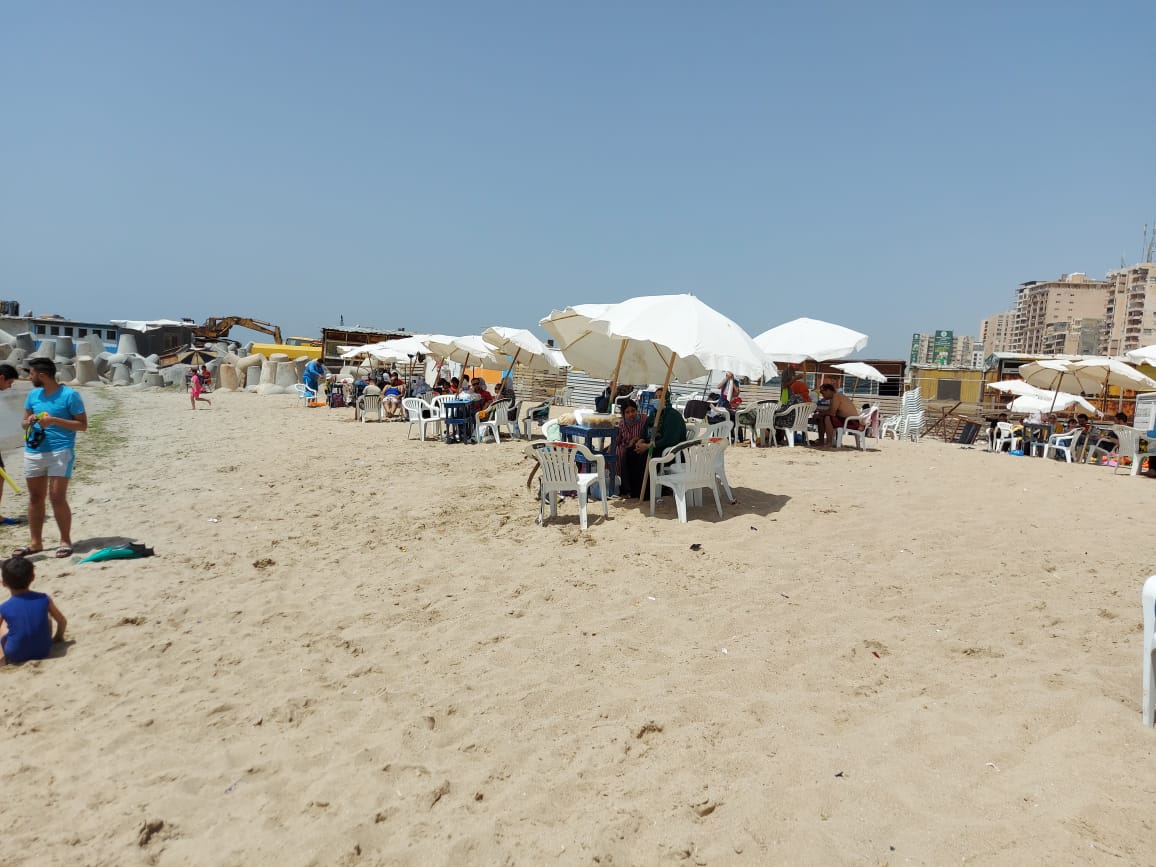 اقبال كبير على الشواطئ العامة بالإسكندرية (2)