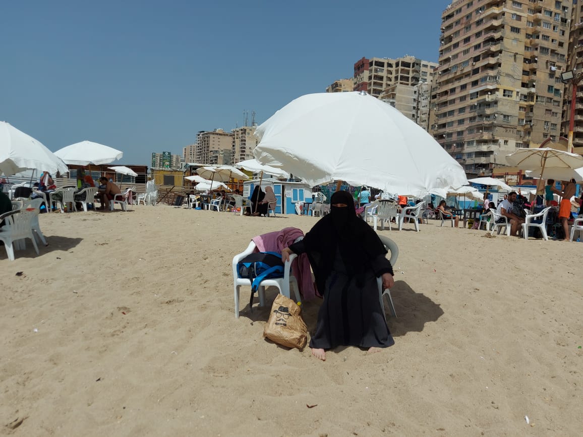 اقبال كبير على الشواطئ العامة بالإسكندرية (6)
