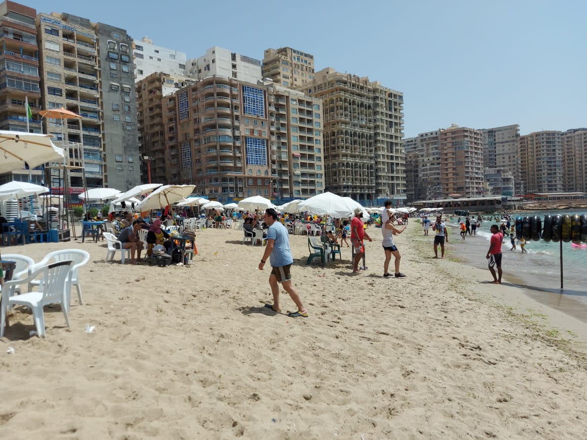 اقبال كبير على الشواطئ العامة بالإسكندرية (4)