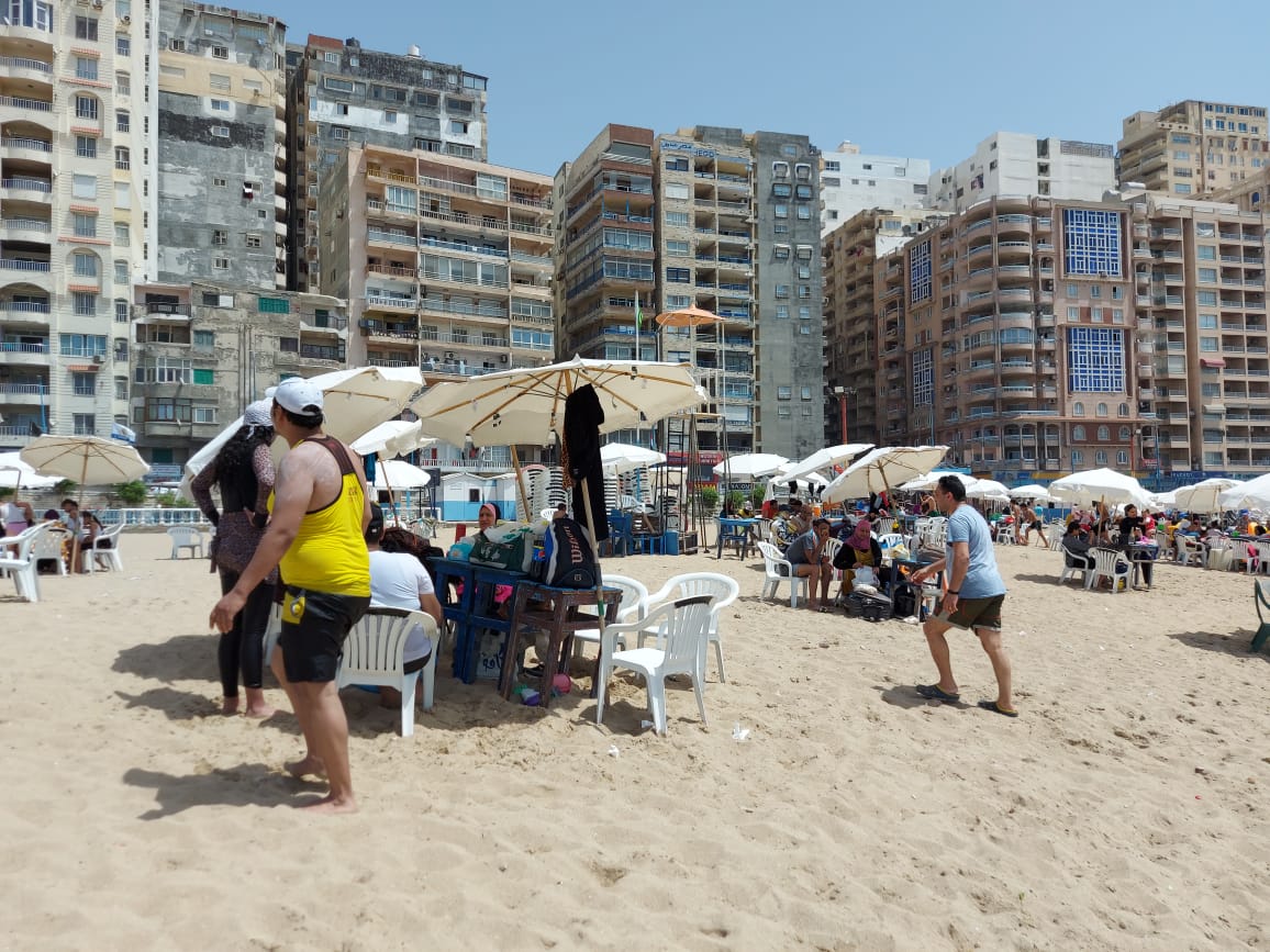 اقبال كبير على الشواطئ العامة بالإسكندرية (3)