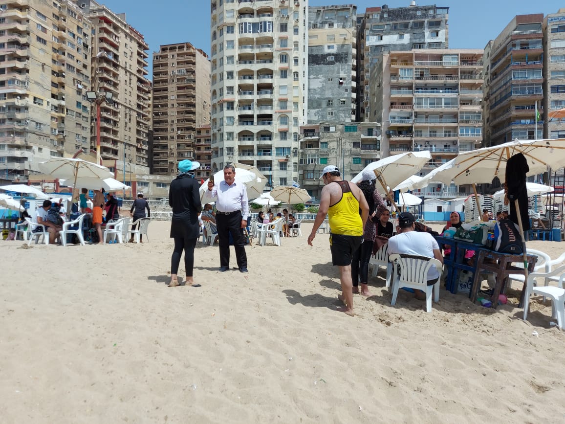 اقبال كبير على الشواطئ العامة بالإسكندرية (5)
