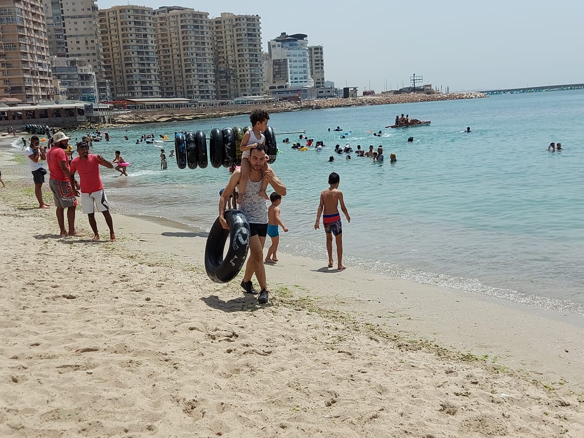 اقبال كبير على الشواطئ العامة بالإسكندرية (1)