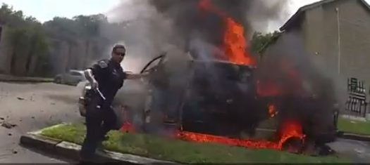 عملية انقاذ من سيارة محترقة