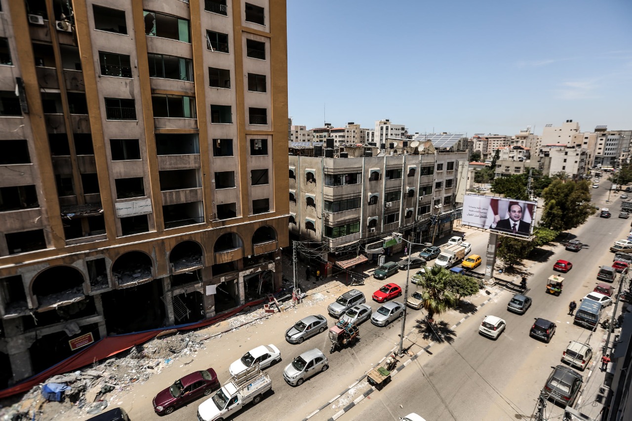 الفلسطينيون يحتفون بالدور المصرى بنشر صورة السيسى فى غزة