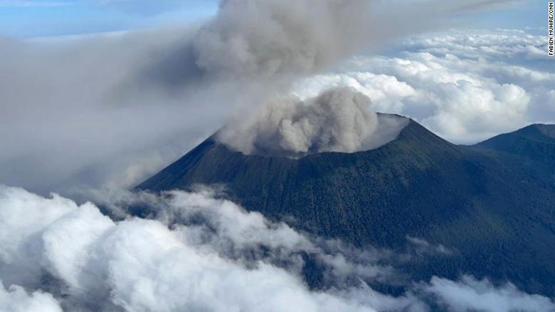 صور لجبل نيراجونجو في رحلة مع فريق من الخبراء لمسح البركان.