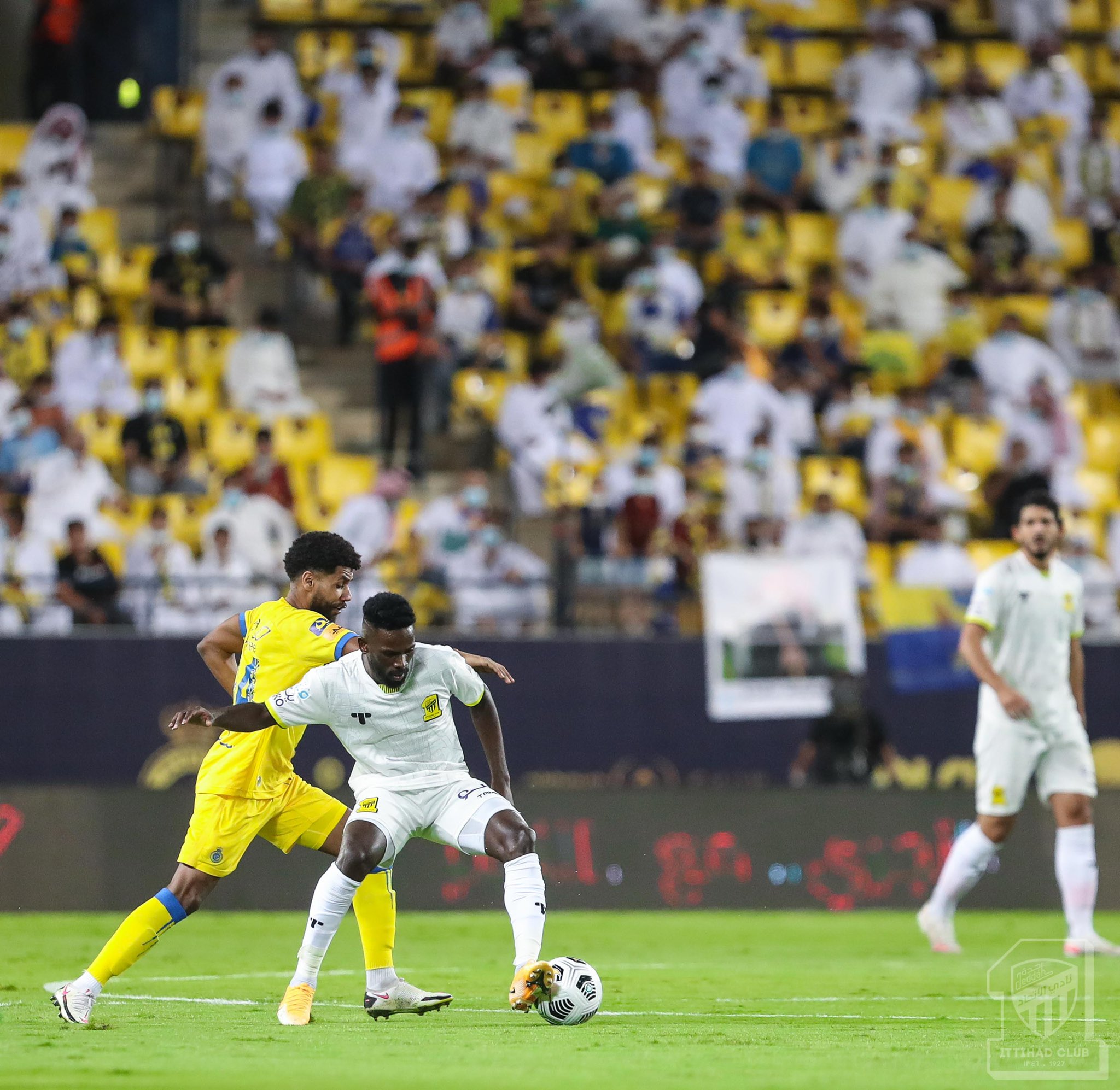 احمد حجازي يراقب المباراة