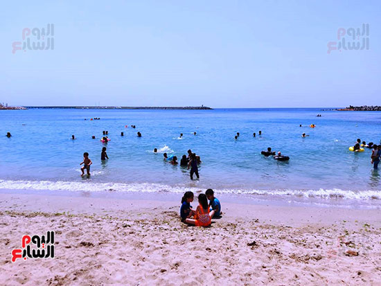 اقبال-كبير-على-الشواطئ-العامة-بالإسكندرية-(7)