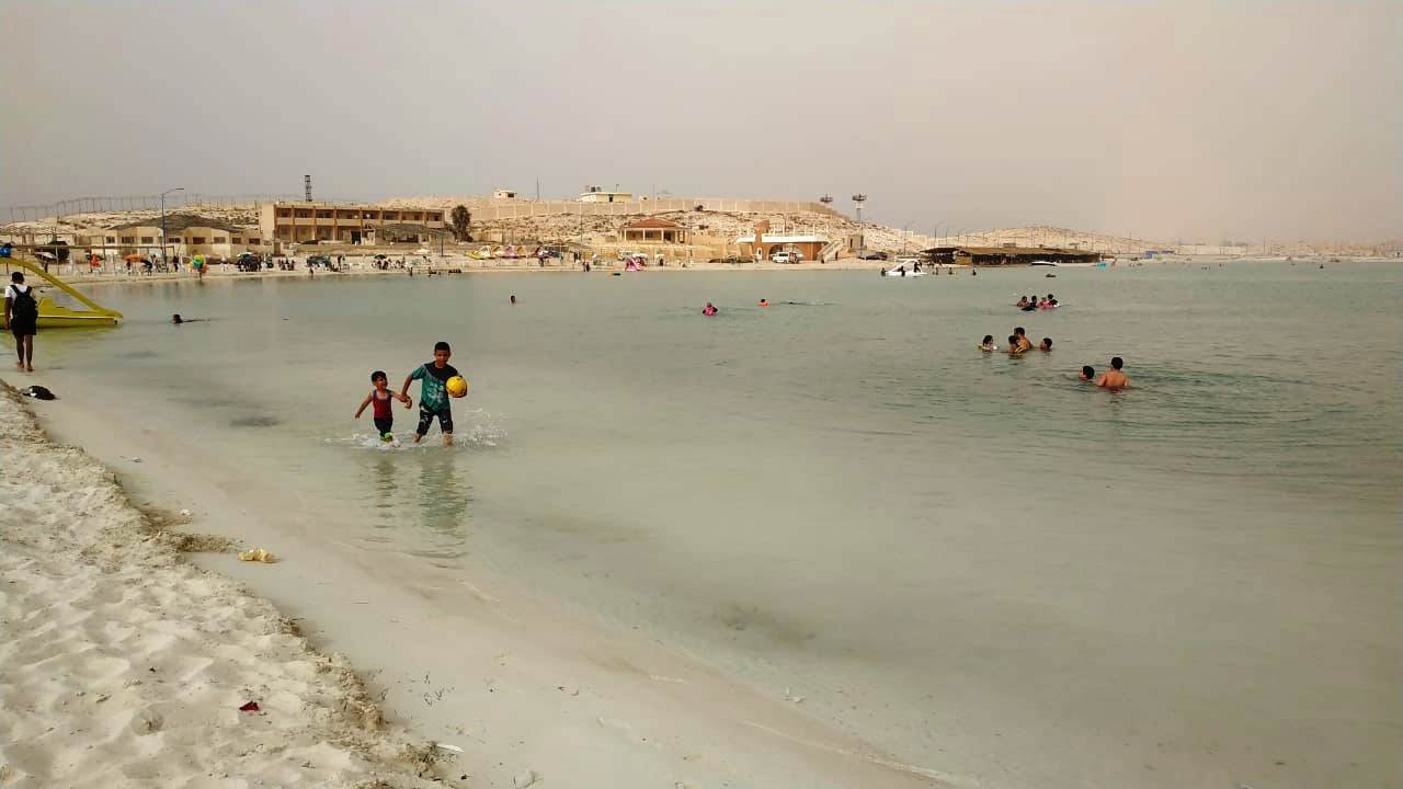 سباحة ولعب الاطفال بشاطئ روميل في مطروح