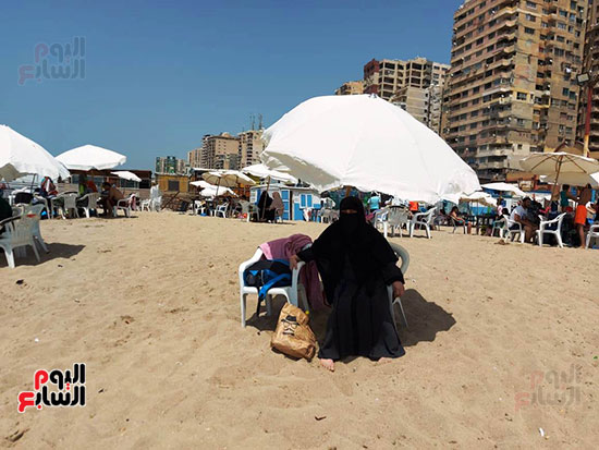 اقبال-كبير-على-الشواطئ-العامة-بالإسكندرية-(6)