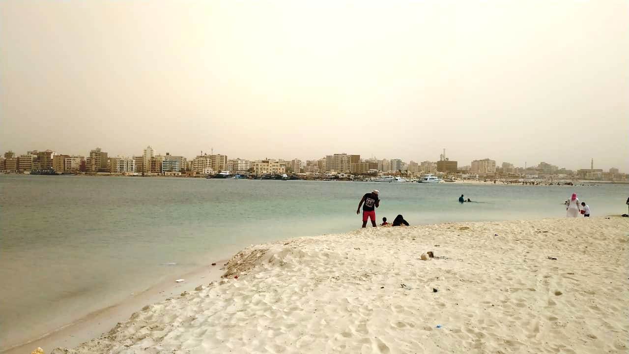 الشواطئ مقصد المواطنين في ظل الحرارة العالية