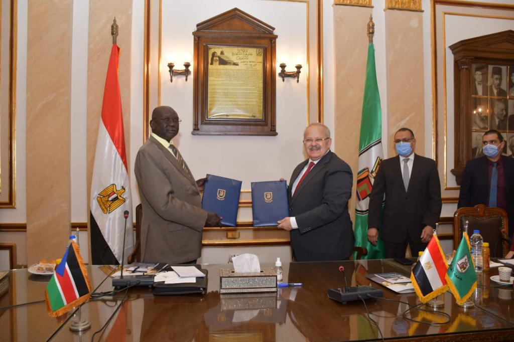 رئيس جامعة القاهرة ورئيس جامعة جون قرنق بجنوب السودان