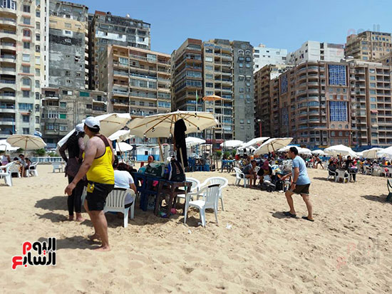اقبال-كبير-على-الشواطئ-العامة-بالإسكندرية-(3)