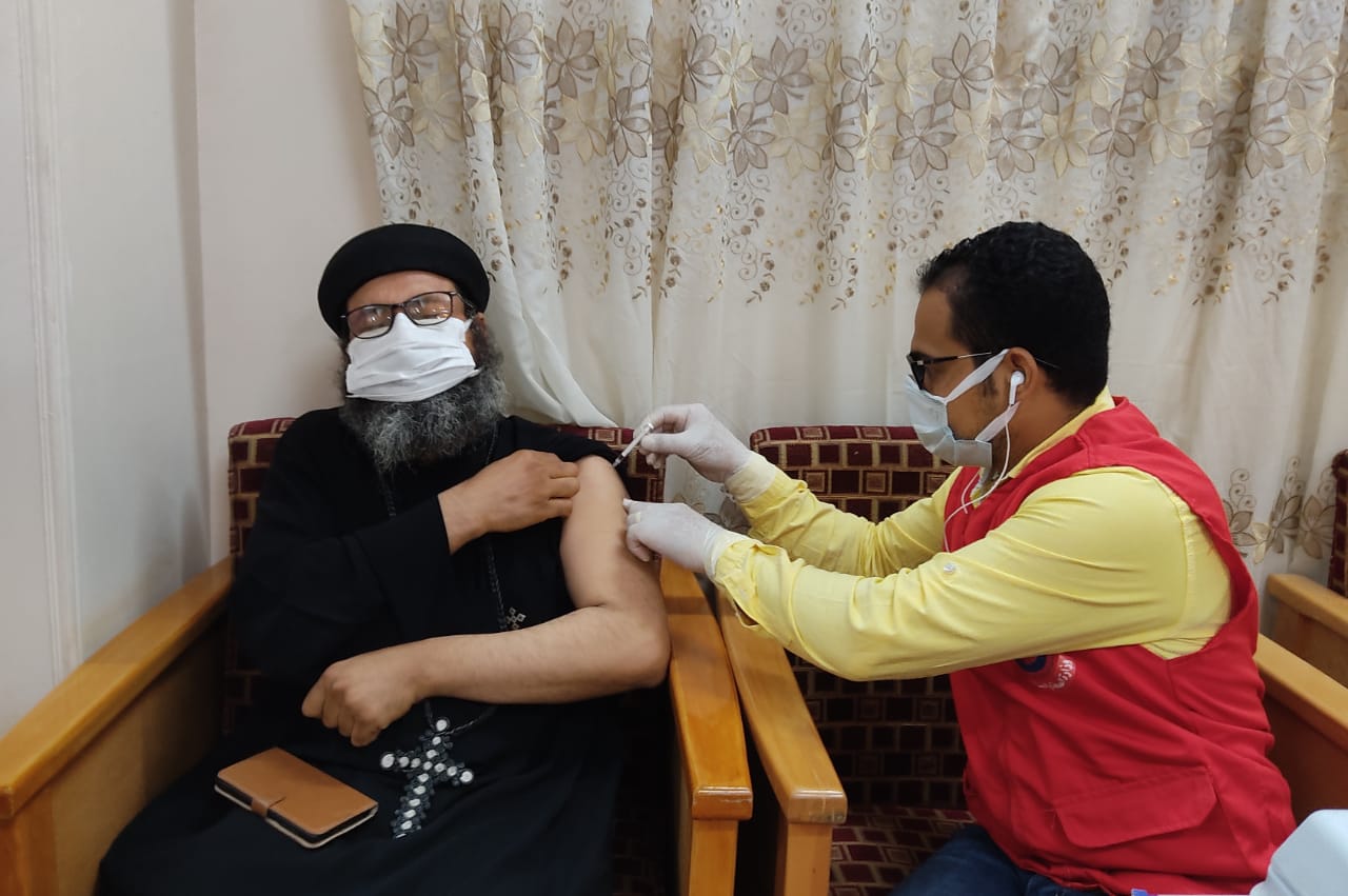 تطعيم كهنة كنيسة مارجرجس بأرمنت ضد كورونا