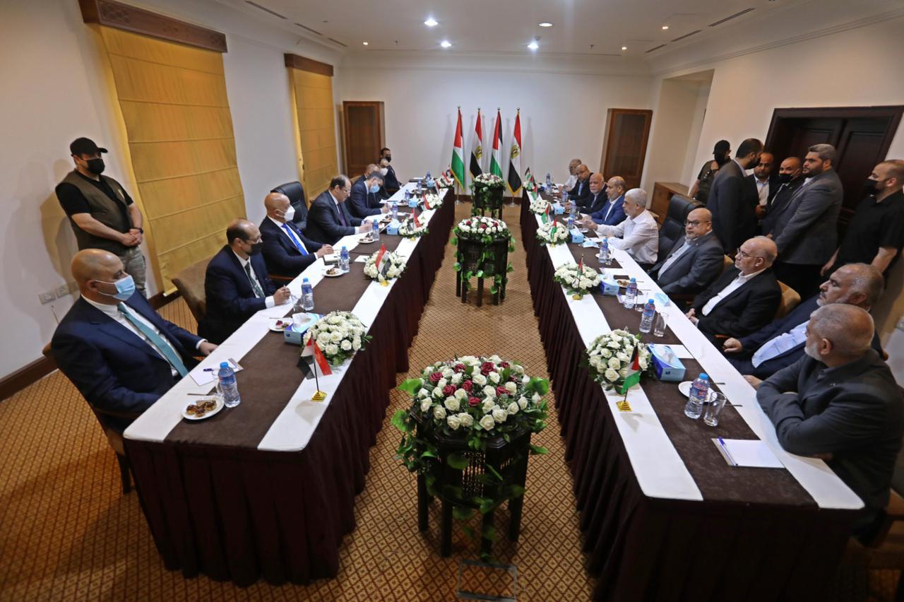 الوفد الأمنى المصرى برئاسة الوزير عباس كامل خلال لقاء قيادة حماس في غزة