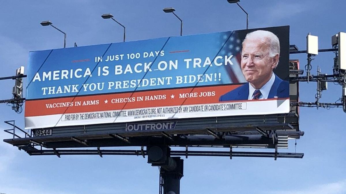 لافتة تشكر الرئيس الأمريكى وتؤكد أمريكا عادت إلى مسارها الصحيح