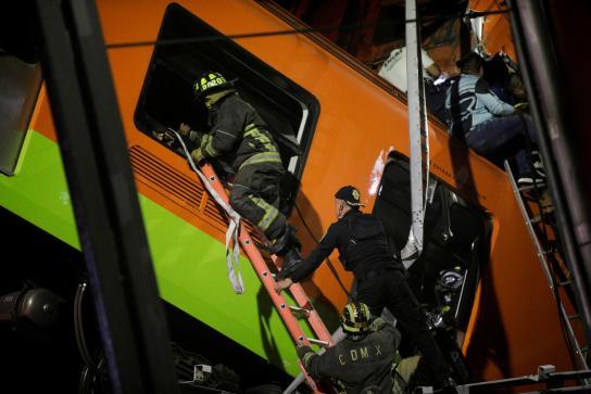 محاولة انقاذ الركاب فى مترو المكسيك
