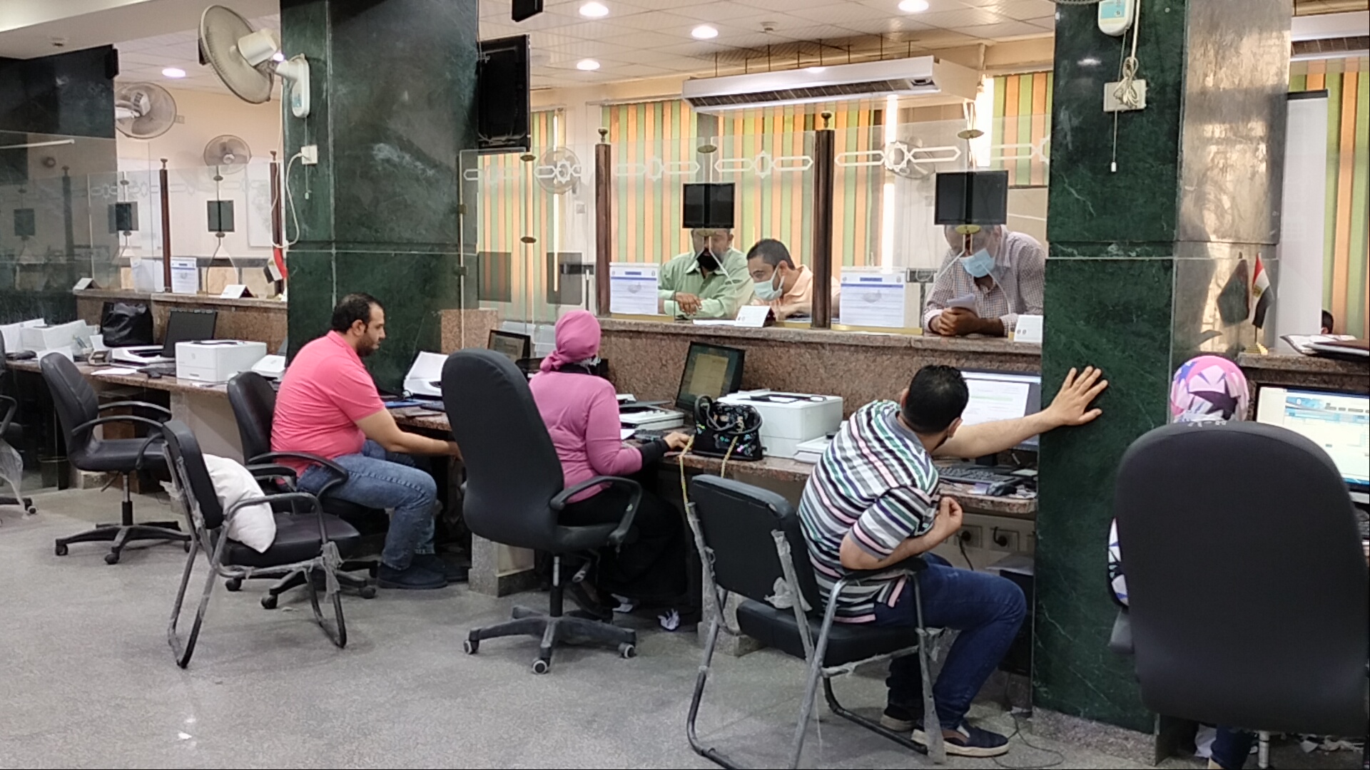 حى مصر الجديدة يستقبل الطلبات فى أول يوم لتطبيق المنظومة الجديدة