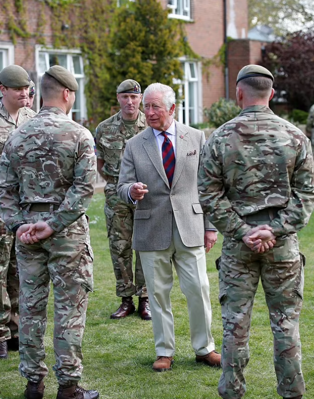 الأمير تشارلز يشكر بعض الجنود