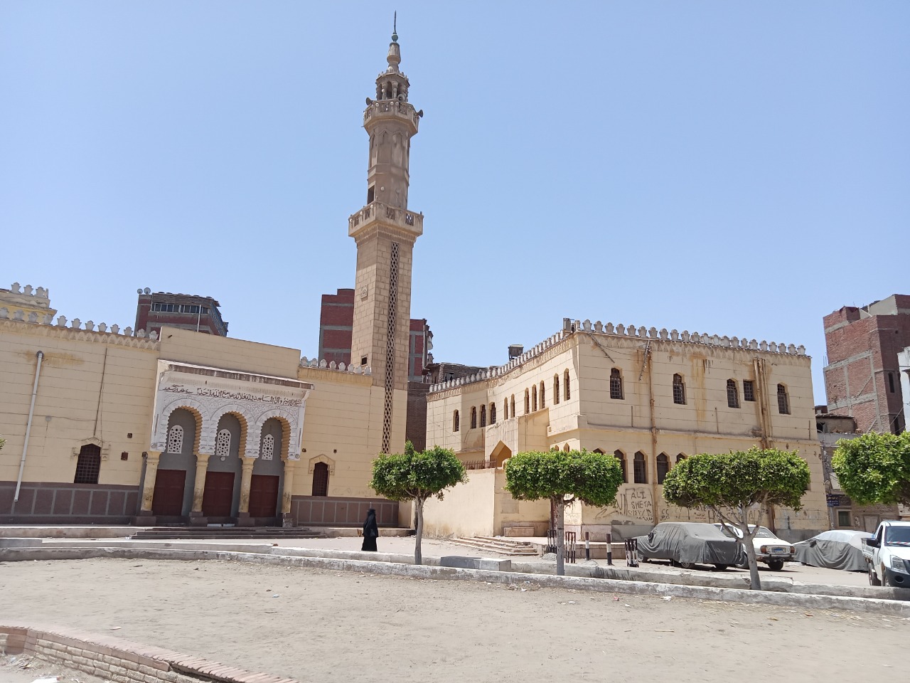 دورة المياه المغلقة واحدى جوانب المسجد
