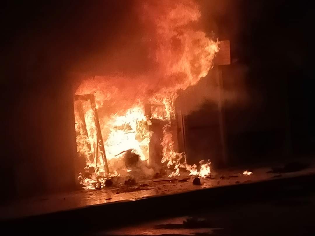 حريق بمحل تحف فى مدينة العاشر من رمضان (4)