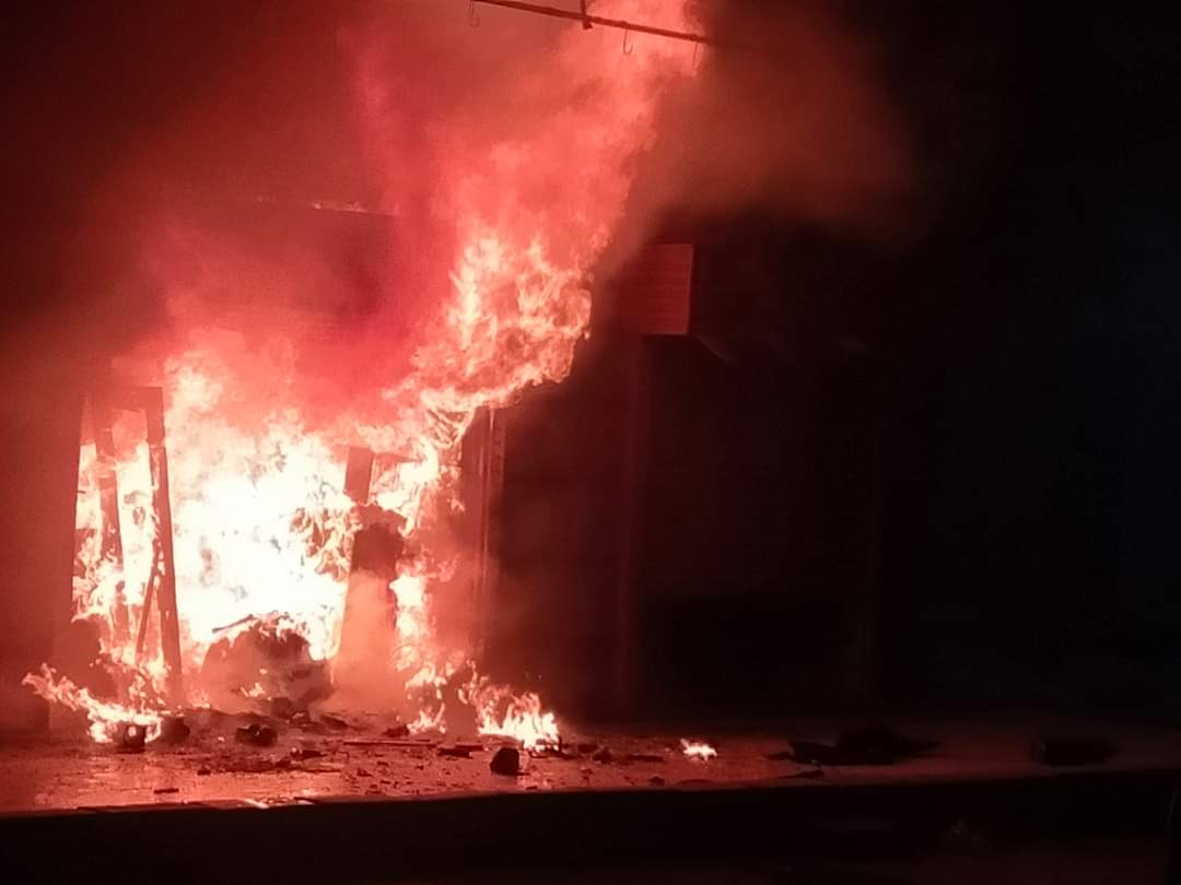 حريق بمحل تحف فى مدينة العاشر من رمضان (3)