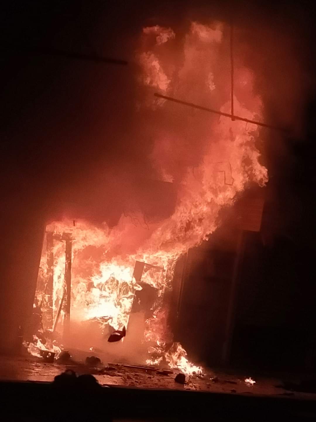 حريق بمحل تحف فى مدينة العاشر من رمضان (1)