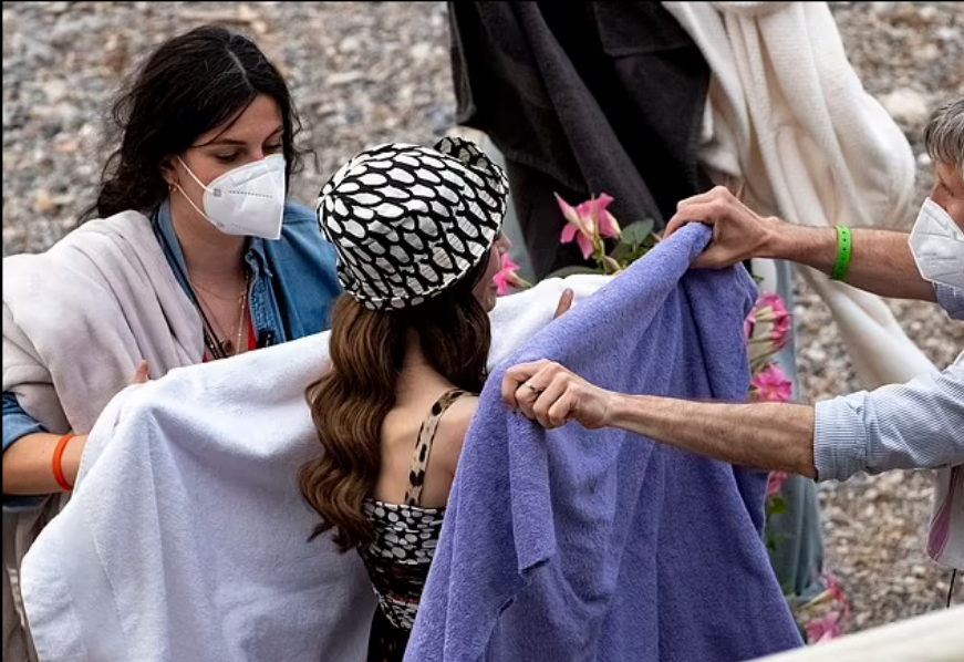 كواليس تصوير  Emily In Paris (3)