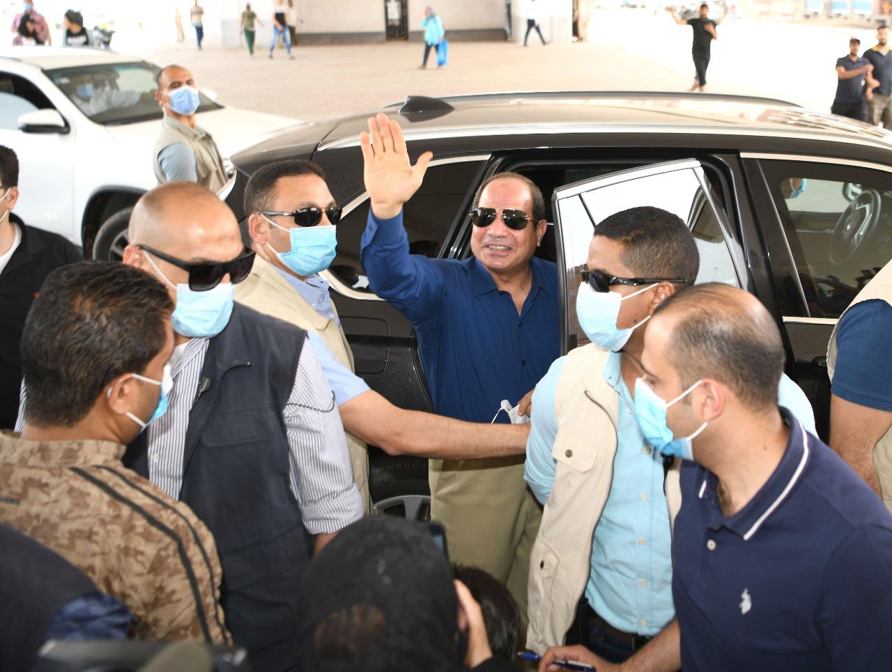 الرئيس السيسى يتحدث مع مواطنين ويستعلم عن أحوالهم بجولته فى شرق القاهرة (5)